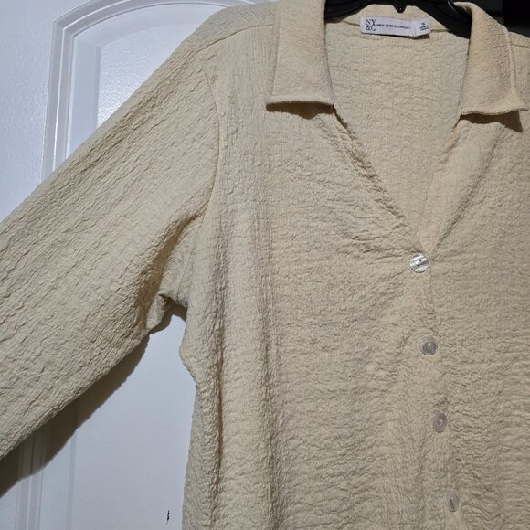 New York & Company Women's Cream Scrunched Detail Button-Up Top Size 1X - Picture 3 of 8